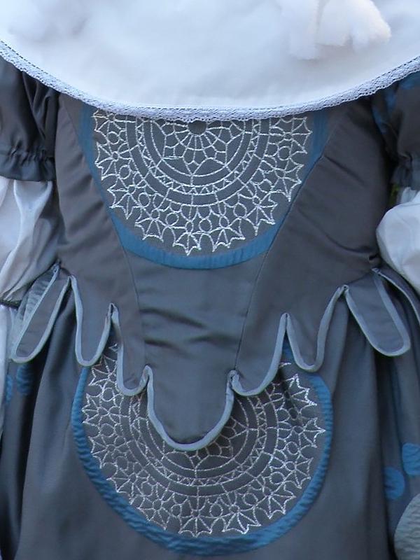 detalj kostima iz 1695 godine.jpg 30x40