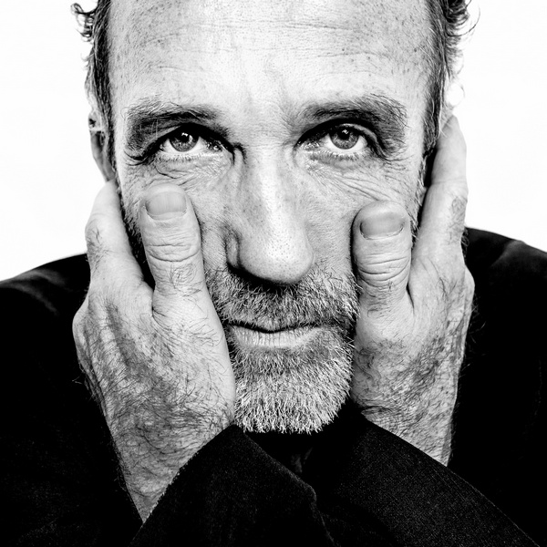 Djeca ispred Edukacijskog jutra s Brankom Lustigom