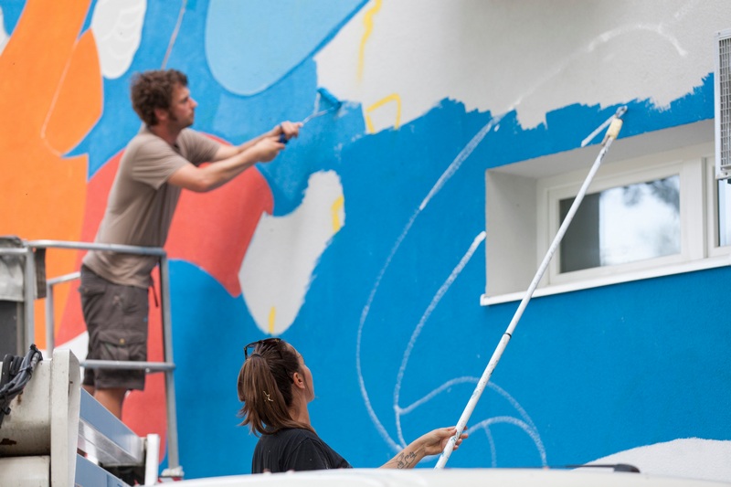 Tea Jurišić oslikava zgradu na Srednjacima