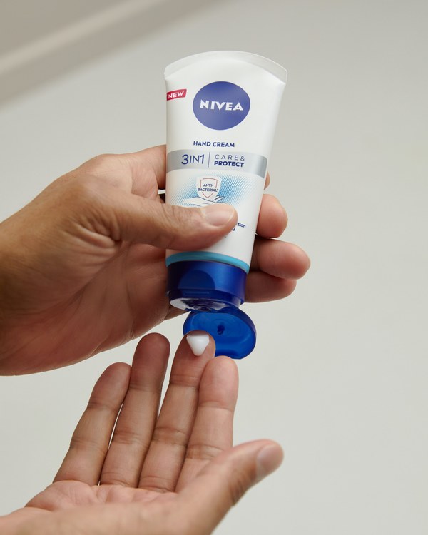 NIVEA 3 u 1 Care Protect krema za ruke3