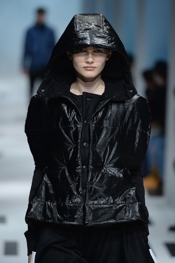 533437873FB00086 Y 3 Runway