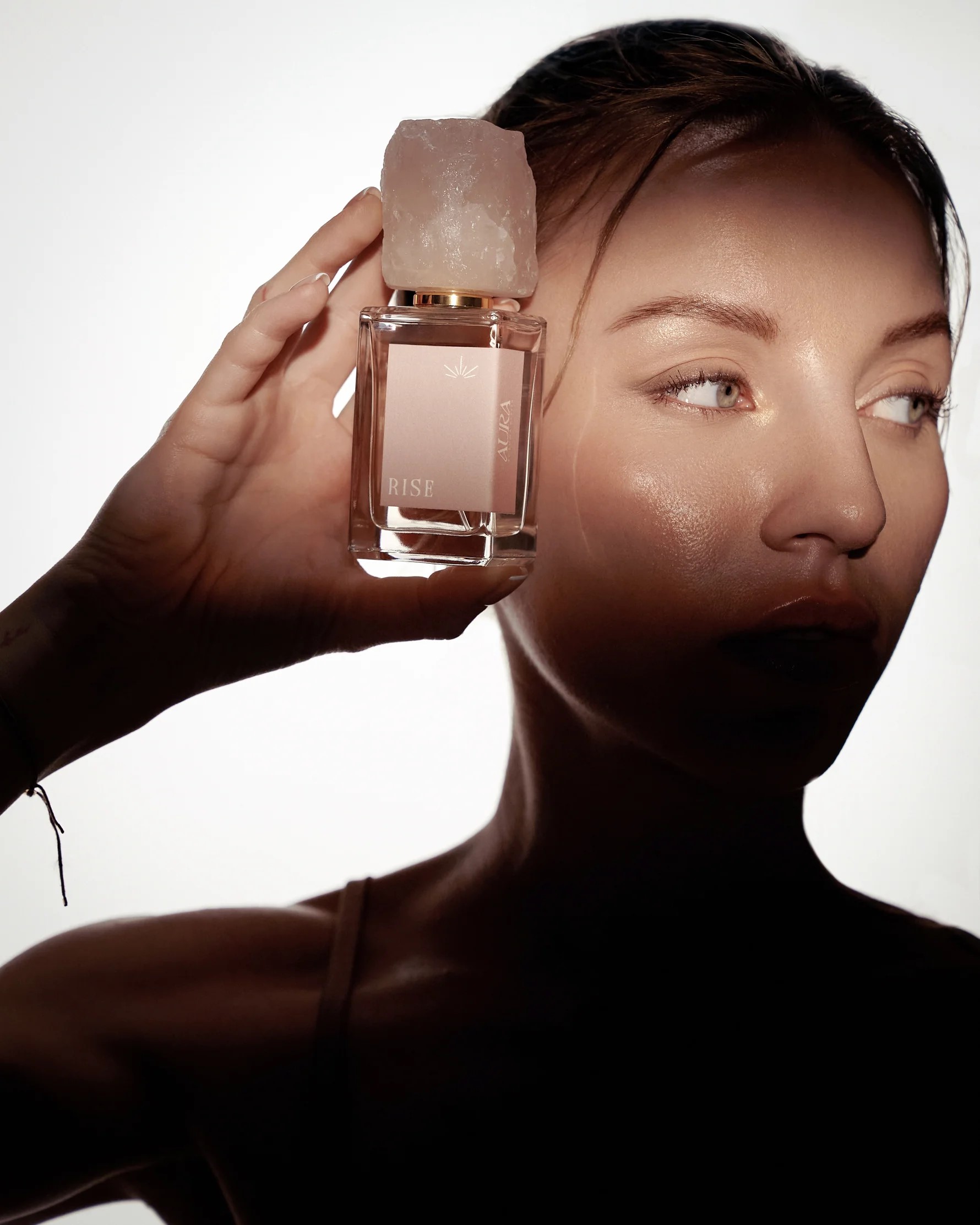 Aura by Emma Zepter – RISE Eau de Parfum # Poput nakita koji lebdi oko tijela, parfem ne odijeva siluetu nego atmosferu 