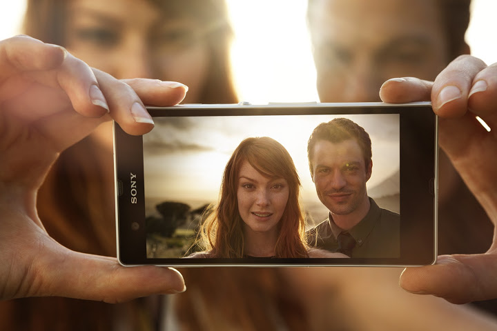 Xperia Z Backlit Couple