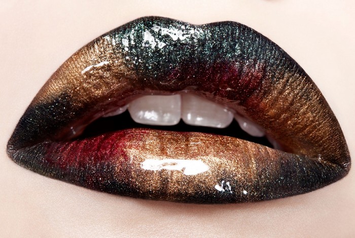 A-Permanent-State-of-Sunshine-for-Tush-metallic-glossy-lips-black-glod cr