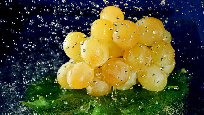 water-drops-grapes-wallpaper