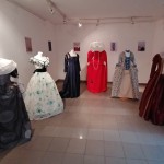 ĐURĐICA KOCIJANČIĆ - izložba "ŽENE IZ POVIJESTI" # Niti identiteta: povijesni kostim između tijela i slike 16 Izložba ŽENE IZ POVIJESTI foto ĐURĐICA